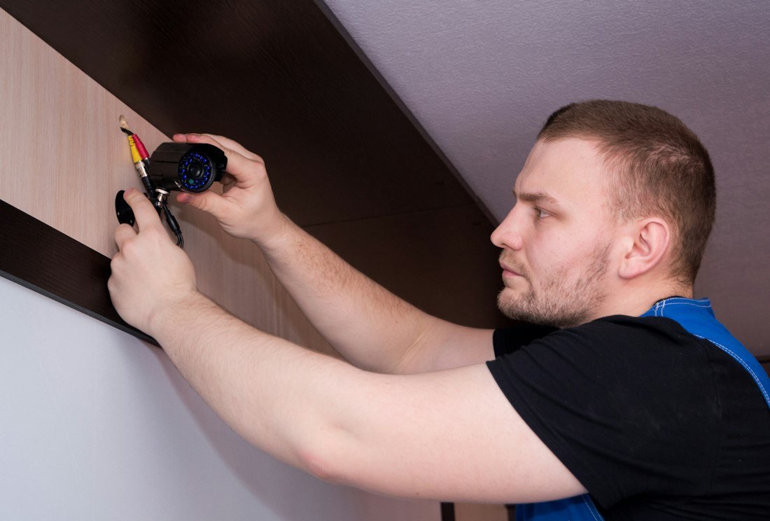 Técnico instalando câmera de segurança