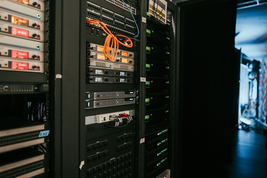 Rack de servidores e cabeamento de rede